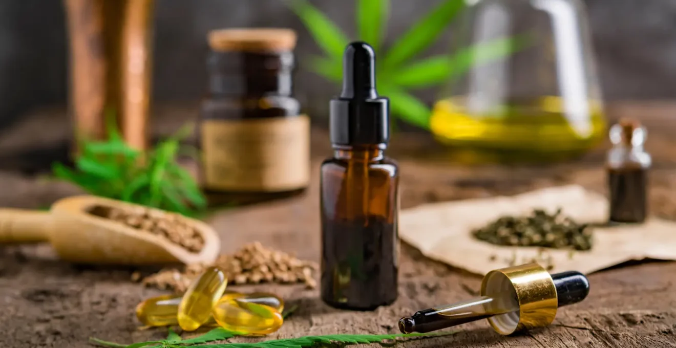 Une femme prend des gouttes de CBD au compte-gouttes dans sa cuisine.